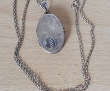 Vintage 925 silver hinged oval locket with 18" silver chain 8.7g FREEPOST