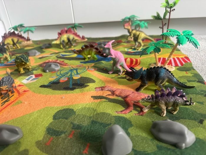 Large dinosaur play may, figures - free postage