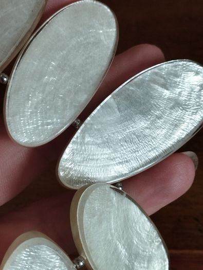 Necklace in Mother of Pearl and Resin.