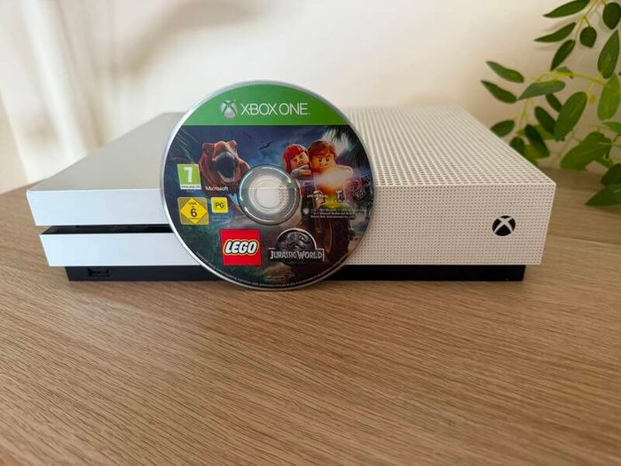 Xbox One S + 4 Games