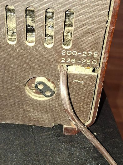 1940s Bakelite Pye Radio from Cambridge, England, Powered on no sound just static, maybe need aerial, Postage Available or collection,