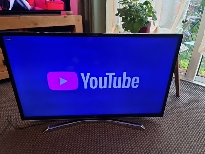 JVC 40" Smart tv Read description