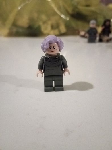 Lego star wars minifigure vice admiral holdo sw0863
