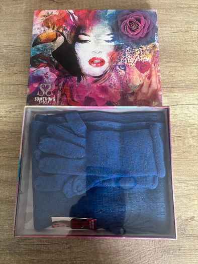 Beautiful set - gloves and scarf.