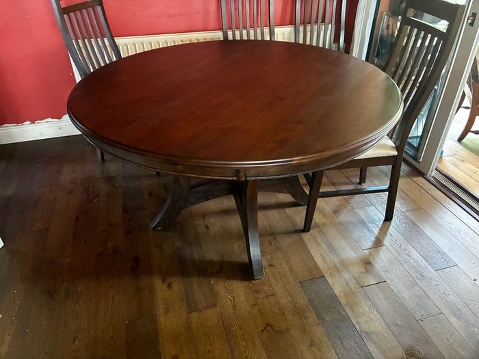 Stunning Dining Room Table & Chairs