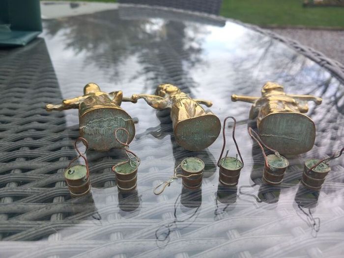 3 brass figures with water buckets, D18 post 7e