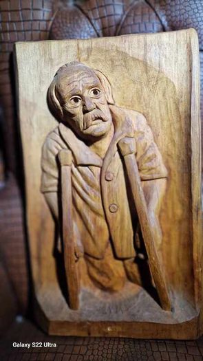 Sculptures, portraits made of wood.