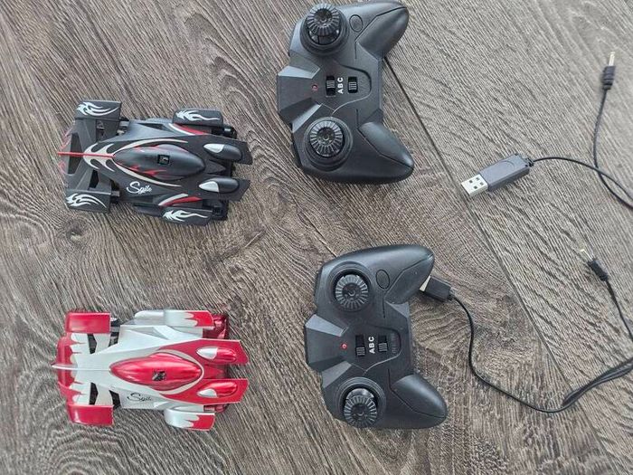 2 RC cars