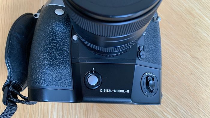 Leica R9 (anthracite finish) with Digital-Modul-R digital back