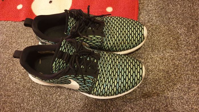 nike green black runners shoes
