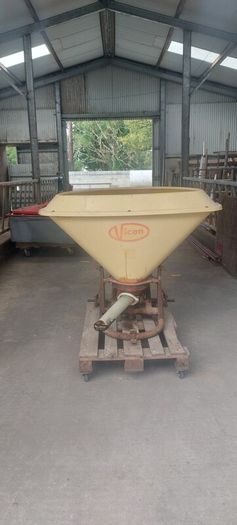 Vicon fertiliser spreader