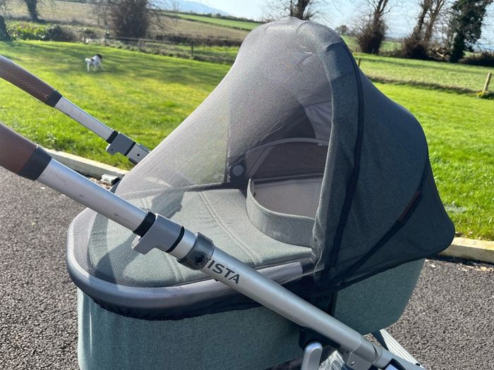 Uppababy Vista V2 Emmett Green with EUR260 accessories