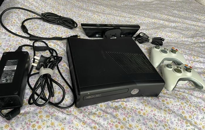 Xbox 360 Bundle with Kinect, 2 Controllers & 13 Games