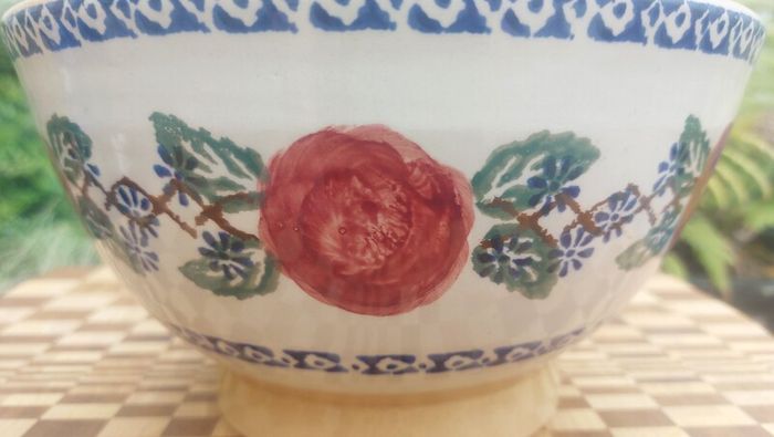 Beautiful Nicholas Mosse Large Bowl in the Popular but Discontinued Kilfane Rose Pattern, Circa 1996-2004
