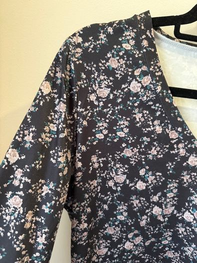 Fab Floral V Neck Top Size M!