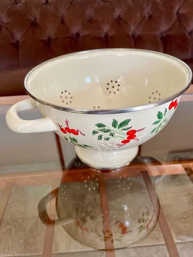 Vintage Pretty Rayware Metal Kitchen Sieve Enamelware Drainer