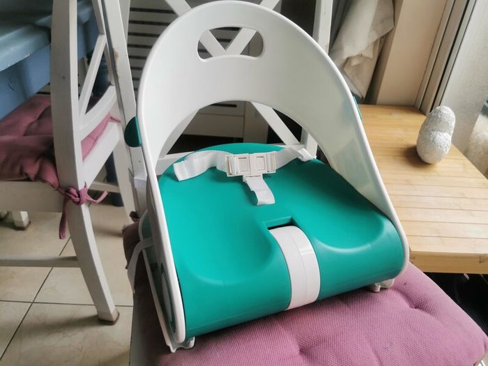 Baby booster seat for eating and playing