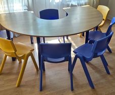 Kids Horseshoe Table & 7 Chairs