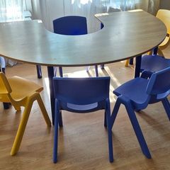 Kids Horseshoe Table & 7 Chairs