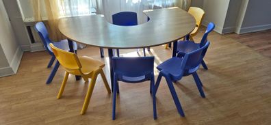 Kids Horseshoe Table & 7 Chairs