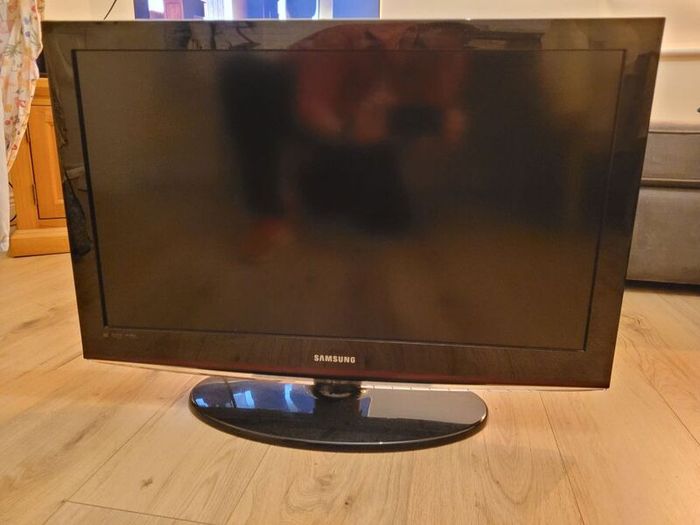 Samsung 32" LCD TV