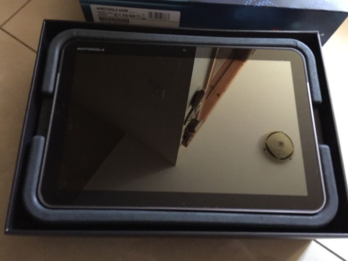 Motorola Xoom 32GB WiFi + Otterbox Defender Case