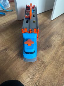 hot wheels speedway hauler plus 6 cars