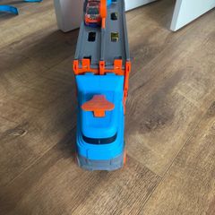 hot wheels speedway hauler plus 6 cars