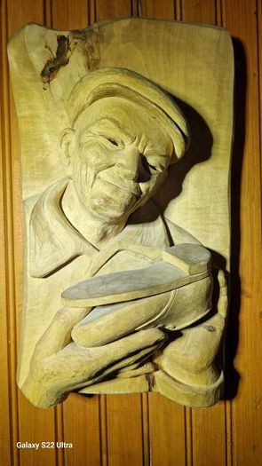 Sculptures, portraits made of wood.