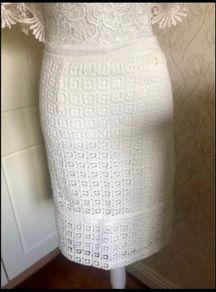 skirt. Cream fab .too big size 16