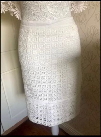 skirt. Cream fab .too big size 16