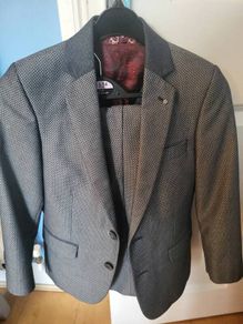 boys three pieces suit.  Size 5,height 128 cm. Worn once. In perfect condition.