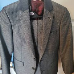 boys three pieces suit.  Size 5,height 128 cm. Worn once. In perfect condition.