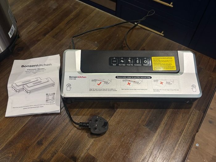 Vacuum sealer with vacuum bags