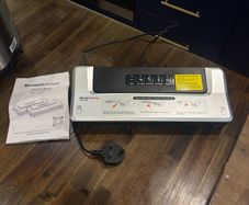 Vacuum sealer with vacuum bags
