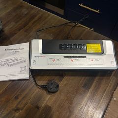 Vacuum sealer with vacuum bags