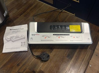 Vacuum sealer with vacuum bags