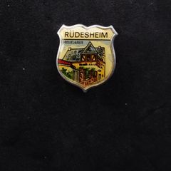 Vintage Rudesheim  " Drosselgasse " German Pin/Hat Badge