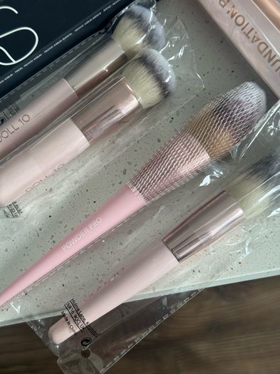 Face makeup brushes