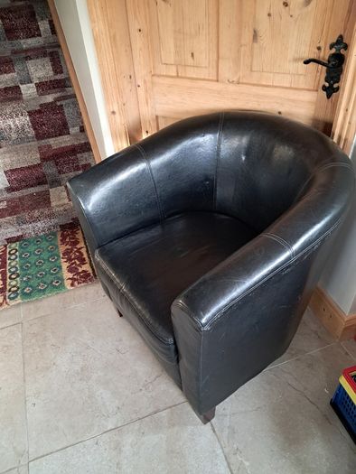 2 Tub armchairs and 2 seater couch 50 Euro