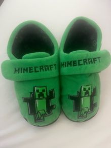 Boys Minecraft slippers size UK1