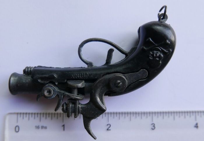 Vintage Bluebeards Flintlock small Cap Gun (in working order)