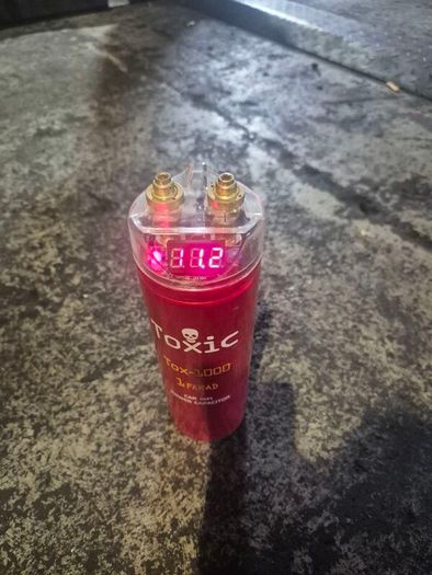12 volt amplifier and capacitor