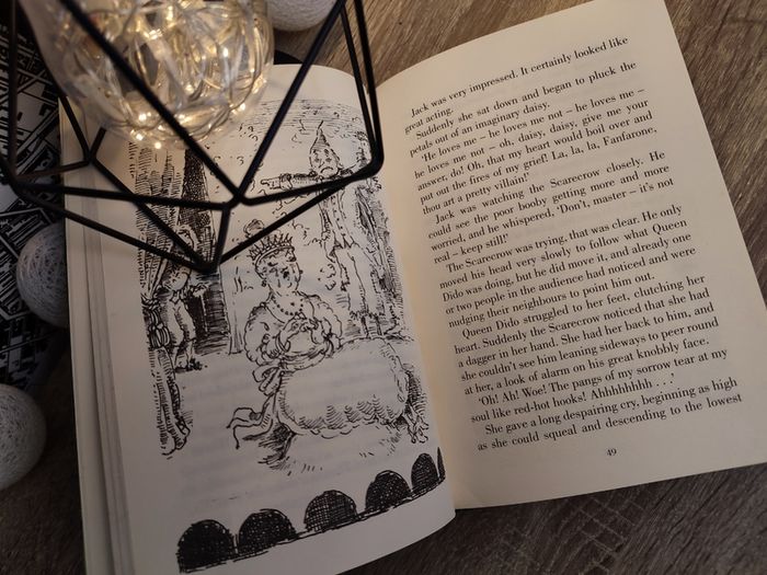 The Scarecrow And His Servant ! by Philip Pullman ! Hardcover ! 2004 ! by Doubleday !