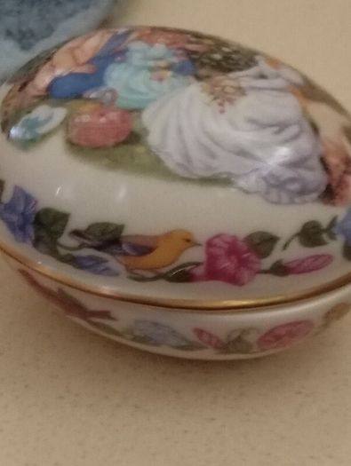 Lenox "Gathering Memories" limited edition collectible Easter egg trinket box from 1990