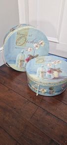 2 hat boxes