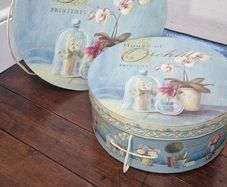 2 storage/hat boxes