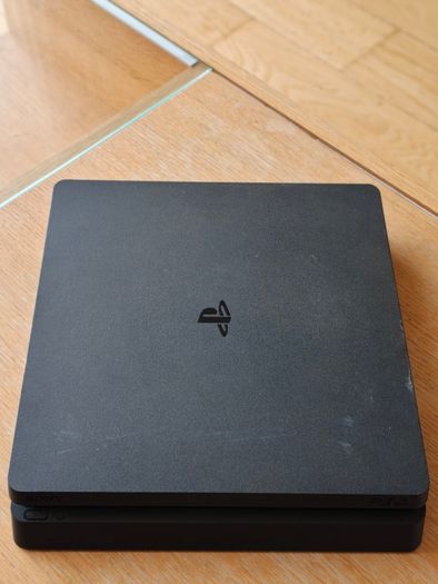 PS4 Slim 500GB + 1 controller + 2 Games