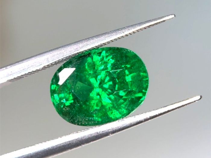 IGI Certified Ultra Rare 3.45ct Intense Green Tsavorite Garnet. Gold standard by IGI. Retail value when set between 12,000 to 15,000 euros.