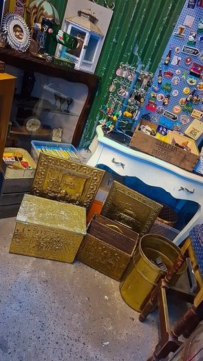 Vintage hammered brass fireside items..